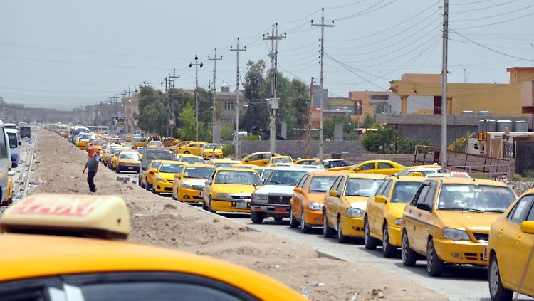 Engpässe in der Kraftstoffversorgung: In der nordirakischen Stadt Kirkuk stauen sich Taxifahrer an einer Tankstelle.
