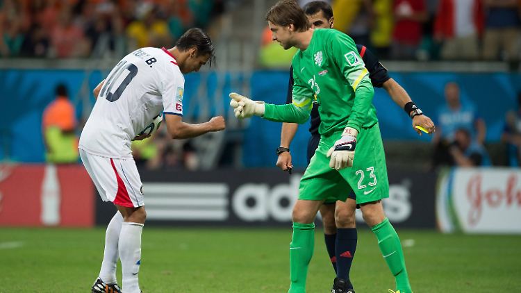 Nicht sportlich - aber auch strafwürdig? Vor dem zweiten Elfmeter Costa Ricas redete Tim Krul auf Bryan Ruiz ein.
