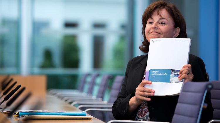 Marlene Mortler stellt in Berlin den Drogen- und Suchtbericht 2014 vor.