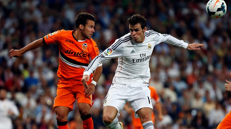 Bernat - hier im Zweikampf mit Madrids Bale - ist erst 21 Jahre alt, absolvierte aber bereits 51 Spiele für Valencia und mehr als 30 für spanische Jugend-Nationalmannschaften.
