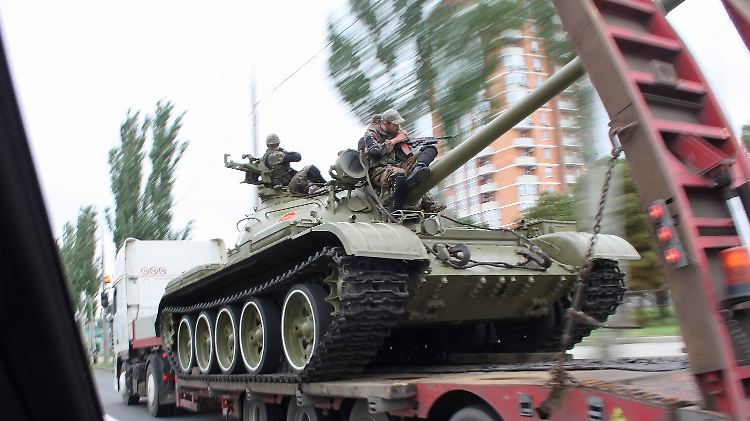 Dieser Panzer soll aus dem Zweite-Weltkriegs-Museum der Donbass-Region stammen - offenbar wollen die Rebellen ihn im Kampf gegen die ukrainische Armee einsetzen. 