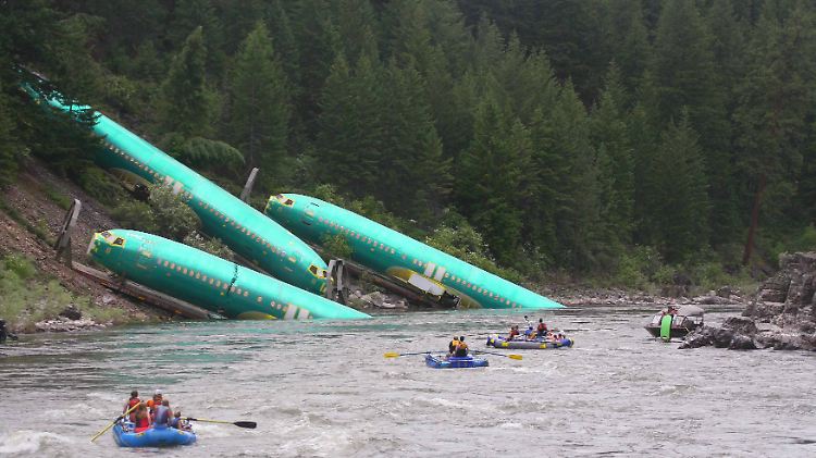 Drei Boeing-737-Rümpfe am Fuß der Böschung.