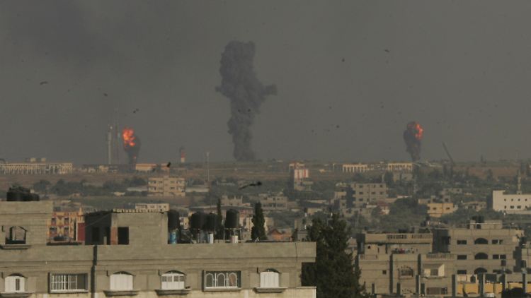 Erst gibt es die gezeigten israelische Angriffe auf den Gazastreifen - dann folgen die Raketen der Hamas.