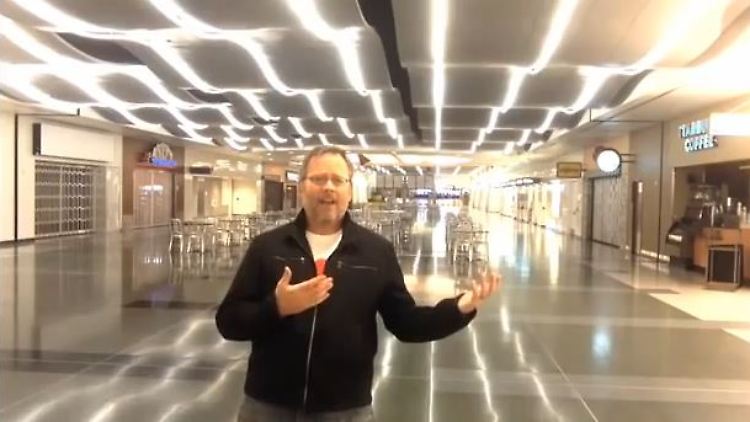 Ganz alleine am Flughafen: Richard Dunn.