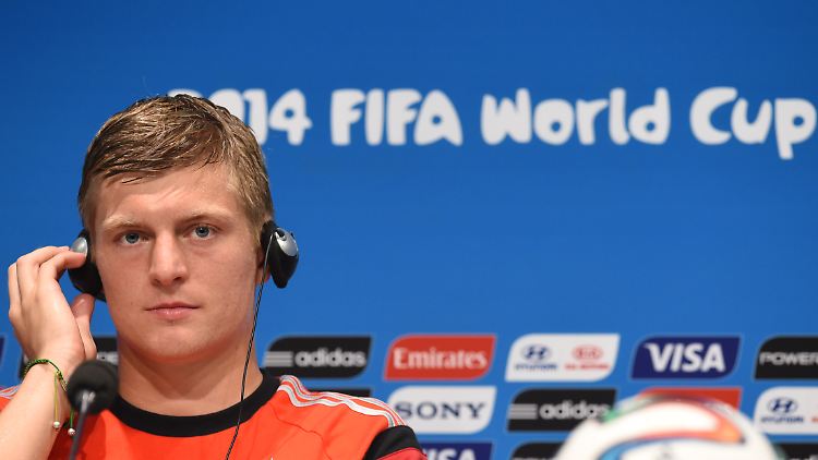 Mit zehn Millionen Euro pro Jahr würde sich Kroos gehaltsmäßig Bastian Schweinsteiger und Philipp Lahm annähern. 