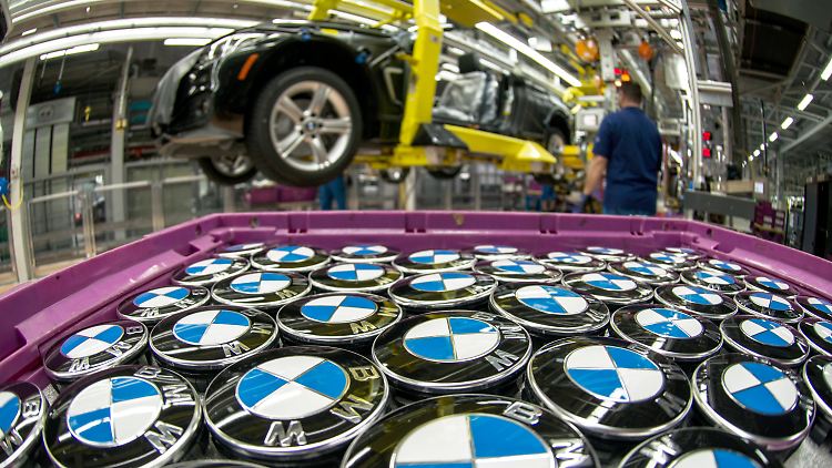 BMW-Logos liegen im Regensburger Werk bereit. 