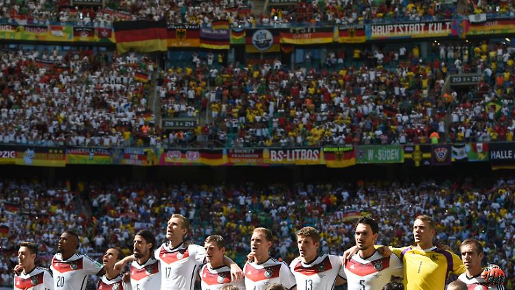 Die einen singen, die anderen nicht. Dann wird Fußball gespielt.