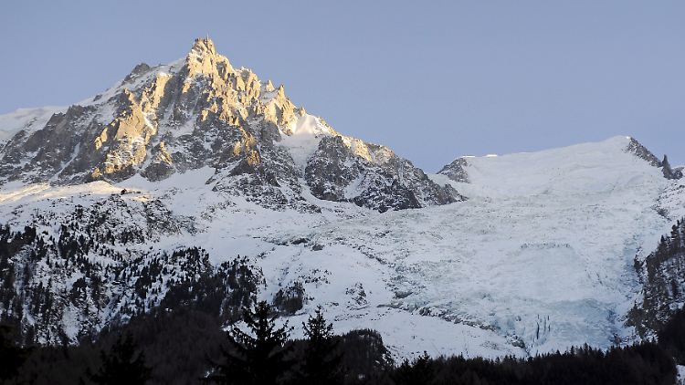 Nach mehr als drei Jahrzehnten wird im Mont-Blanc-Massiv die Leiche eines verschollenen Bergsteigers geborgen.