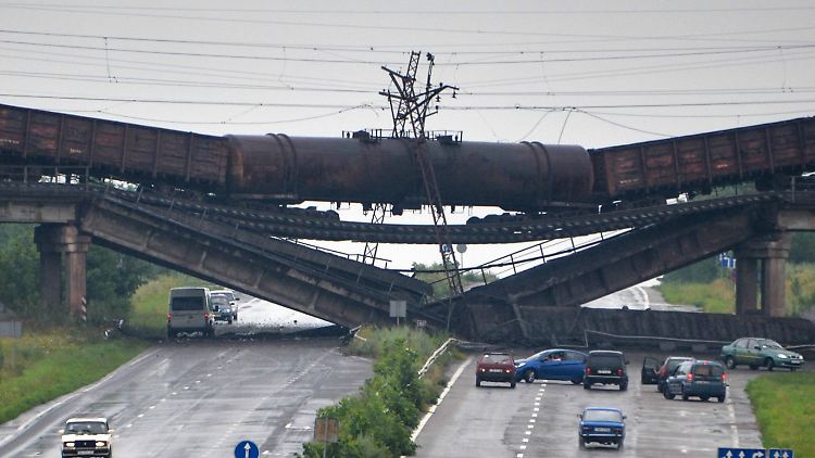 Diese Brücke bei Donezk soll von prorussischen Milizen gesprengt worden sein, um den Vormarsch der ukrainischen Armee zu stoppen.