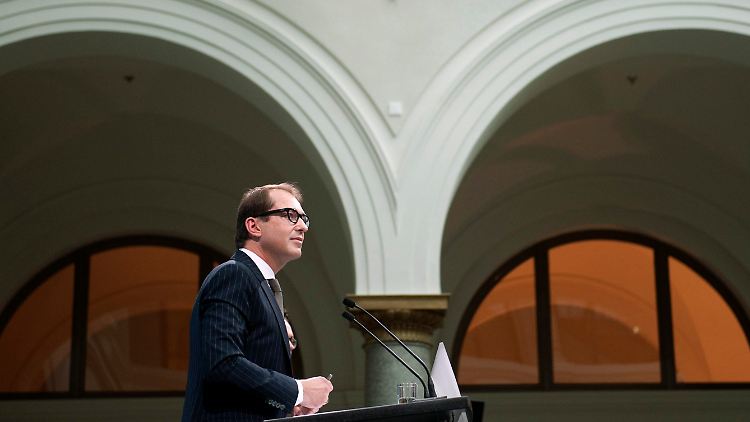 Dobrindt hat in Berlin seine Mautpläne vorgestellt - in trockenen Tüchern sind sie aber noch lange nicht.