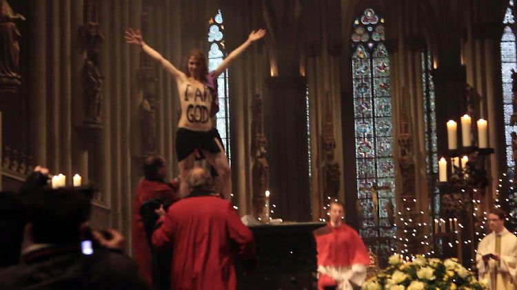 Mit ihrem halbnackten Auftritt wollte die Femen-Aktivistin auf das Machtmonopol der katholischen Kirche hinweisen. Nun droht ihr ein Prozess.