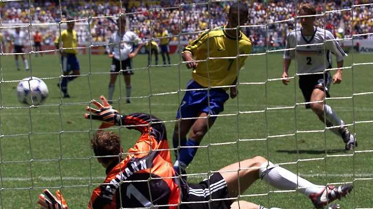 Juli 1999: Der Brasilianer Ronaldinho erzielt im Nachschuss per Elfmeter das 2:0 gegen DFB-Keeper Jens Lehmann. Am Ende verliert Deutschland mit 0:4.