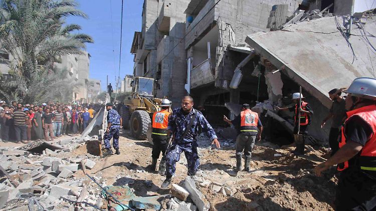 Helfer suchen in Trümmern nach Überlebenden. Das Haus in Chan Junis soll bei einem israelischen Luftschlag zerstört worden sein.