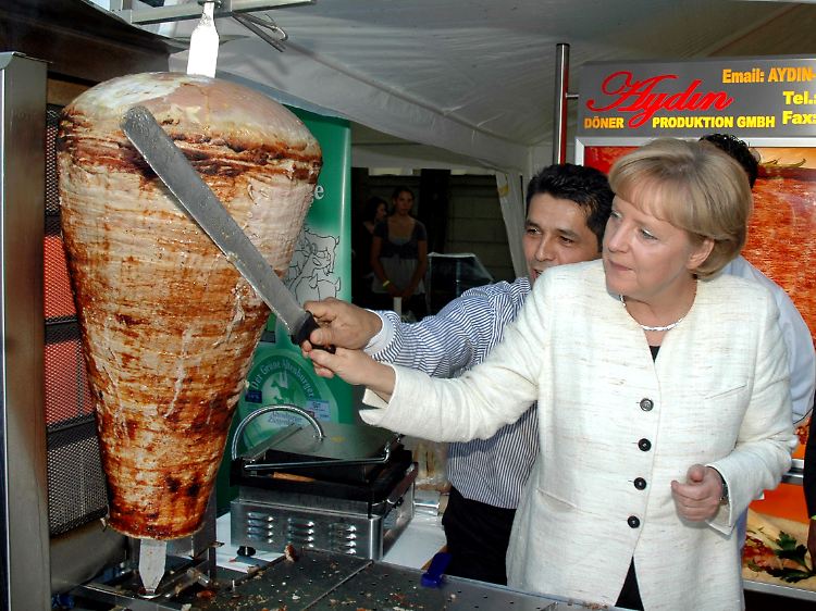 Bundeskanzlerin Angela Merkel während eines Sommerfestes in Berlin.