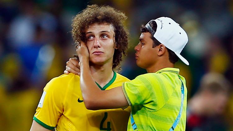 Der gesperrte Thiago Silva tröstet David Luiz. 