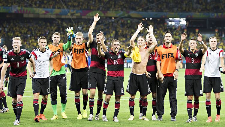 Sie haben den Gastgeber einfach niedergewalzt: Die deutschen Spieler feiern mit den Fans.