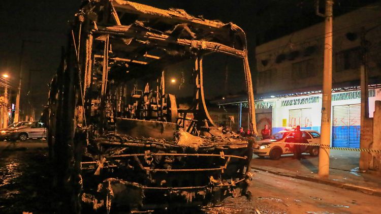 Wie hier in São Paulo waren Fahrzeuge des öffentlichen Nahverkehrs besonders beliebte Ziele der Randalierer. 