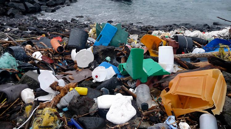 Plastikmüll am Strand der Azoren. 