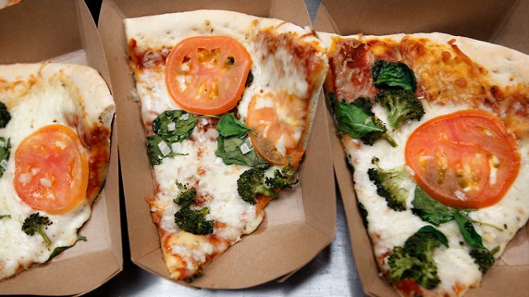 Auf eigene Kreditkartenrechnung spendierte der Pilot von Frontier Airlines Pizza für 160 Passagiere.