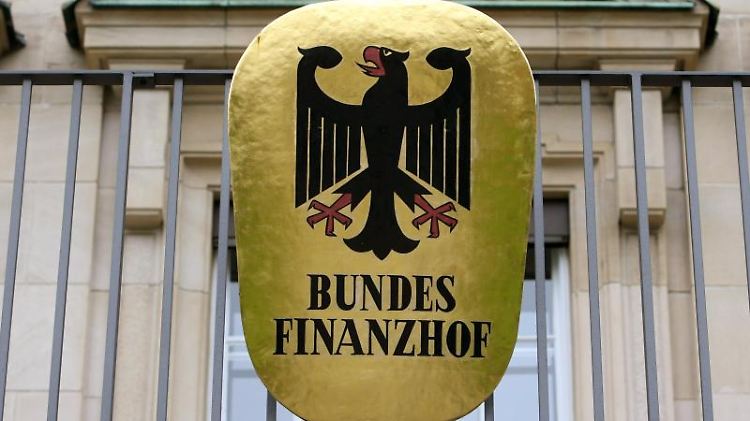 Ein "anderer Arbeitsplatz" ist laut Bundesfinanzhof erst dann vorhanden und zu gebrauchen, wenn dem Mitarbeiter ein Ort zugewiesen wurde - und dort keine Gesundheitsgefahr besteht.