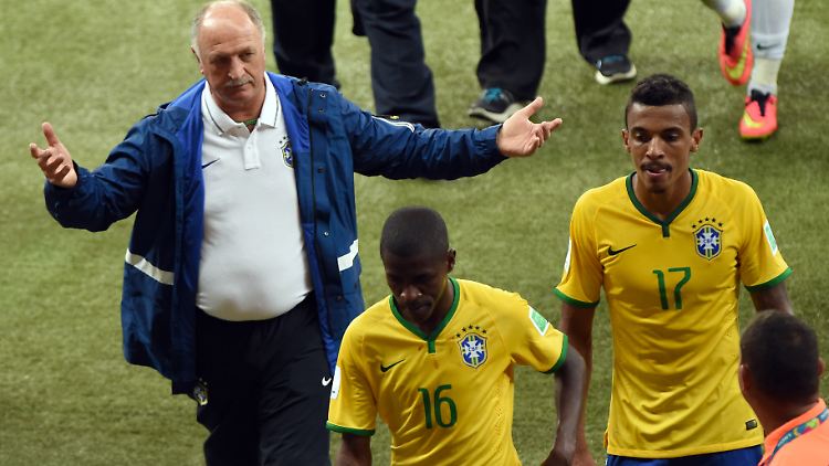 Fassungslos: Scolari mit seinen Spielern Ramires und Luiz Gustavo,