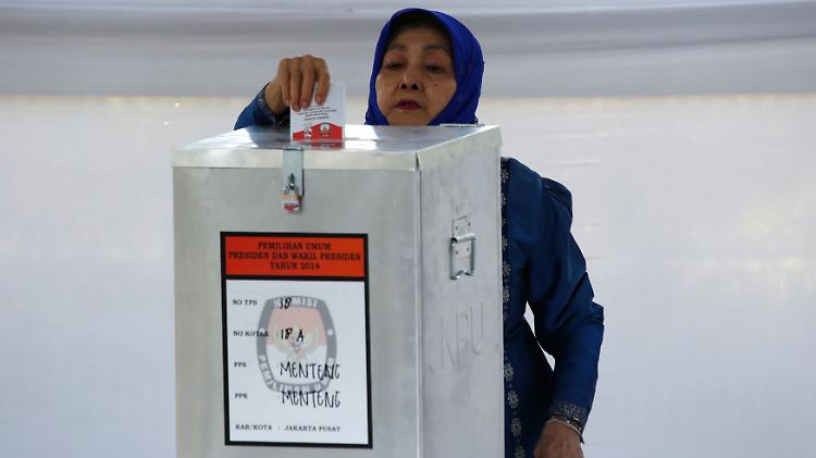 Bei der Präsidentschaftswahl in Indonesien behaupten beide Kandidaten, einen knappen Sieg errungen zu haben.