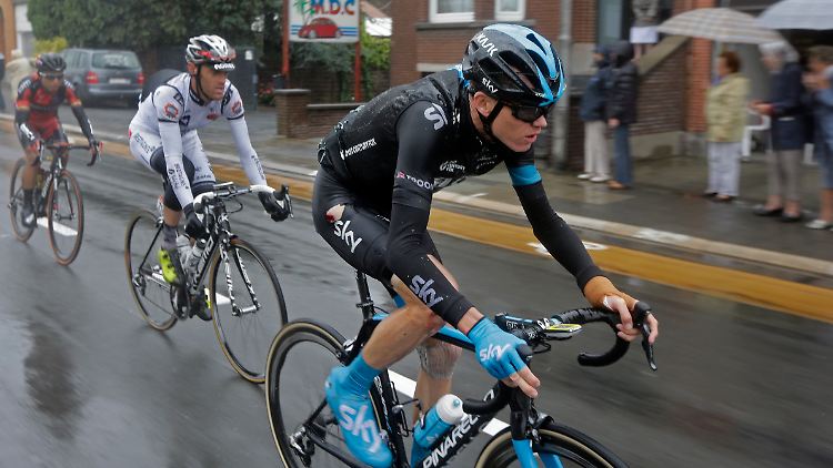 Nach dem gestrigen Sturz startete Froome heute mit Handmanschette. 