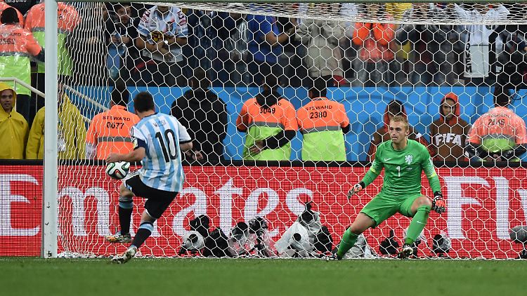 Messi verwandelt seinen Elfmeter.