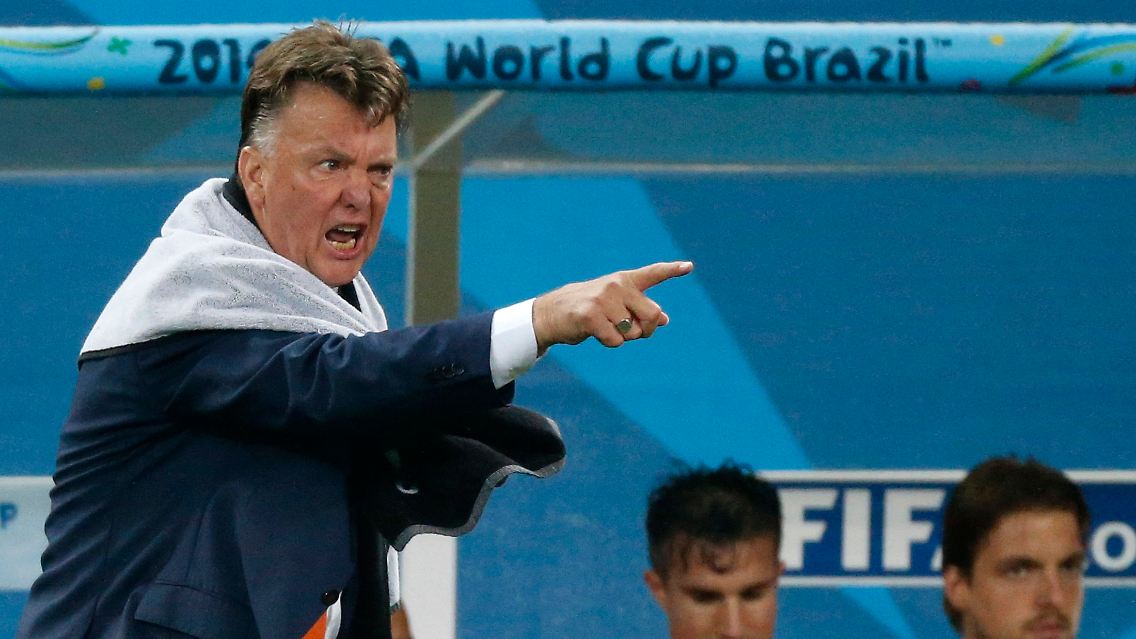 Die Entscheidung fällt also vom Elfmeterpunkt - und Bondscoach Louis van Gaal verzichtet auf Tim "Cruel" Krul. Den hatte er gegen Costa Rica noch in der 119. Minute gebracht. Krul sicherte mit seinen Psychospielchen den Halbfinaleinzug. Doch nun hat van Gaal schon dreimal gewechselt.