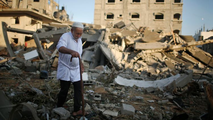 Israel hat in drei Tagen mehr als 750 ZIele angegriffen. Ein Palästinenser im Gaza-Streifen holt Habseligkeiten aus seinem zerstörten Haus.