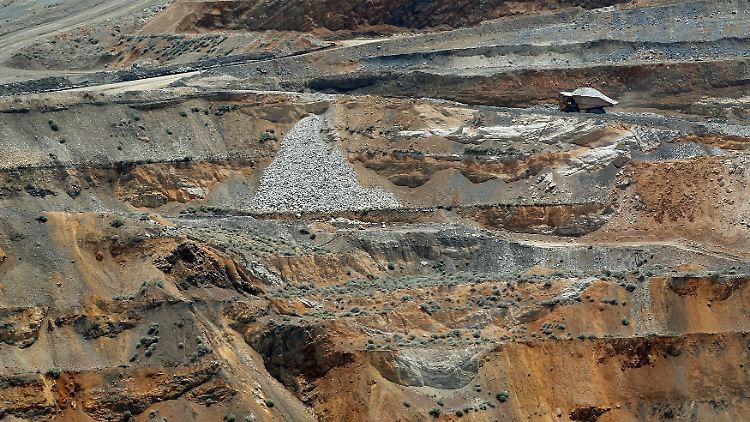 Rohstoffgewinnung im Tagebau: Mit schwerem Gerät schürfen Arbeiter in der Silverstar-Mine goldhaltiges Gestein aus dem Boden Nevadas.