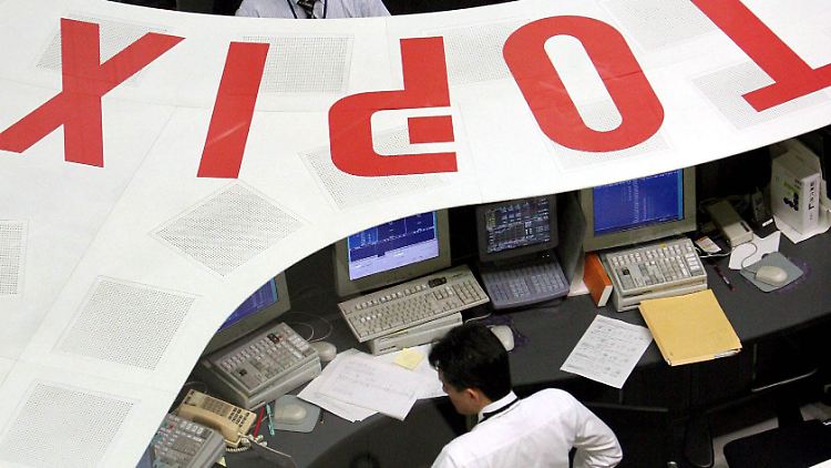 Während die Kurse an den meisten Asien-Börsen klettern, fallen sie in Tokio noch.