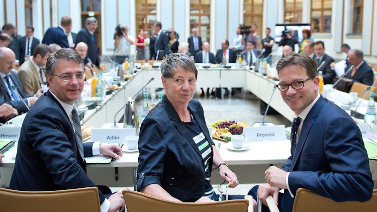 Hendricks (M.) ludt zum Spitzentreffen nach Berlin.