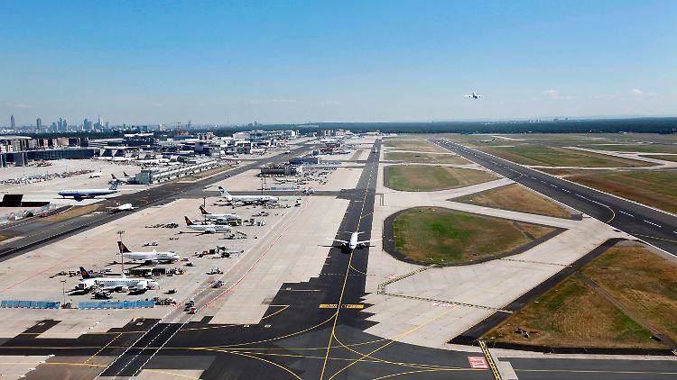 Einer der größten Verkehrsflughäfen Europas: Blick über das Vorfeldgelände und Runway 25R Richtung Osten.