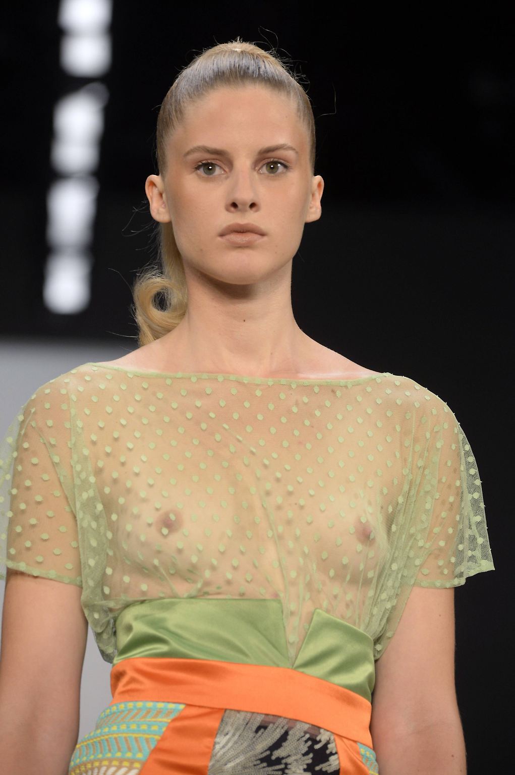 Busenblitzer im Berliner Arbeiterbezirk Wedding, wo das Auge hinsieht. Mal stilvoll wie bei Marcel Ostertag, der auch angezogenere Models zeigte, ... 