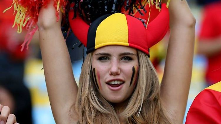 Die Pose mit schwarz-gelben-roten Puscheln und Teufels-Käppi machte Axelle Despiegelaere innerhalb weniger Tage weltberühmt.