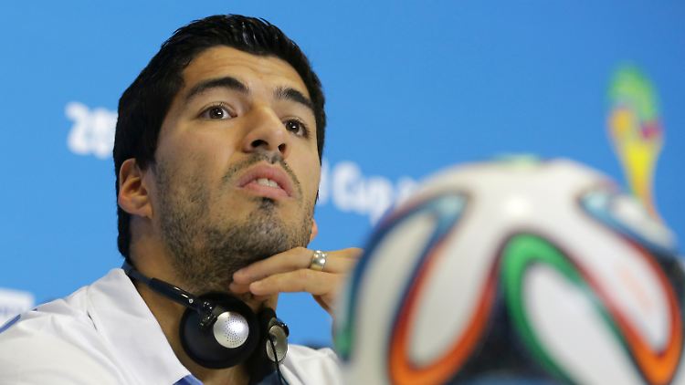 Mehr als ein Fußballer: Luis Suarez, Torjäger mit Beißneigung, steht vor einem Wechsel zum FC Barcelona.