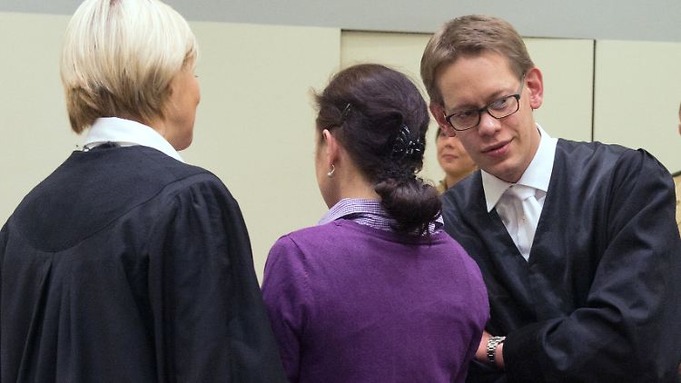 Beate Zschäpe (M.) und ihre Anwälte Anja Sturm (l.) und Wolfgang Heer (r.).