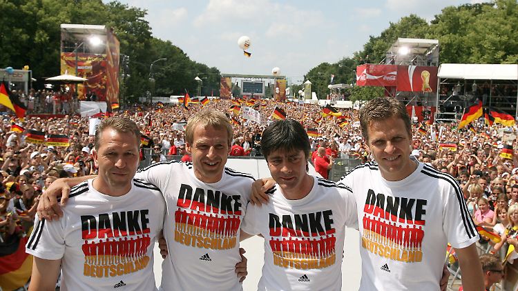 Schon 2006 feierte die Nationalmannschaft den dritten Platz bei der WM auf der Berliner Fanmeile. "Danke Deutschland", sagte auch das Trainerteam aus Andi Köpke, Jürgen Klinsmann, Joachim Löw und Manager Oliver Bierhoff (v. l.).