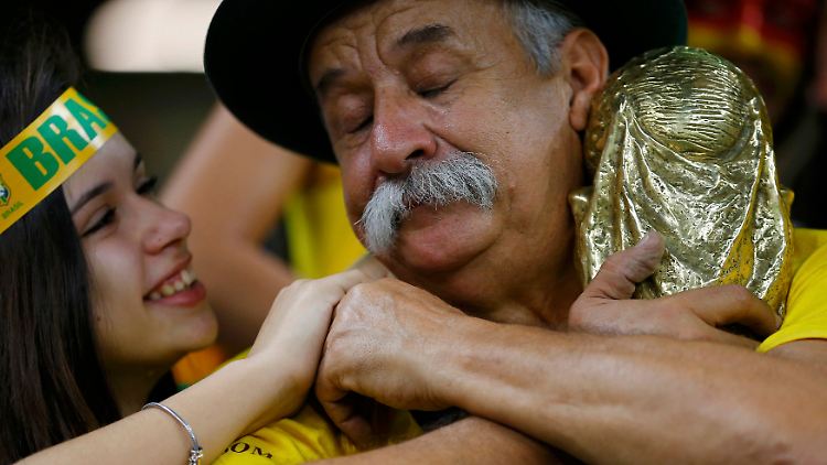 Clovis Acosta Fernandes - hier noch mit seinem Pokal.