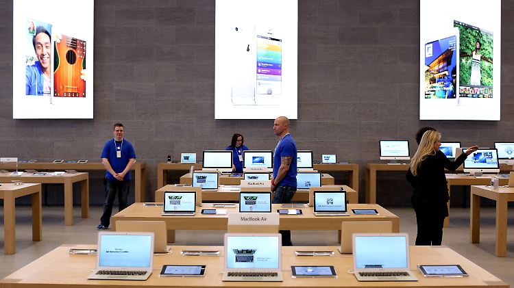Blick in den Apple Store am Kurfürstendamm in Berlin. Die Optik ist in allen Geschäften gleich.
