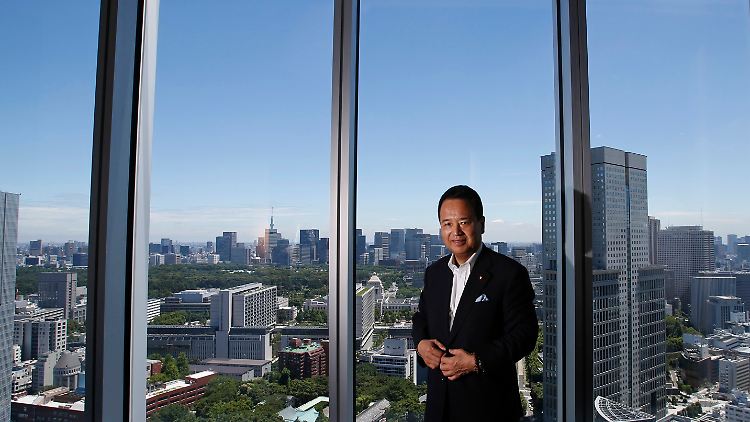 Tokio entgeht dem Sturm: Wirtschaftsminister Akira Amari soll der Industrienation ökonomisch wieder auf die Beine helfen.