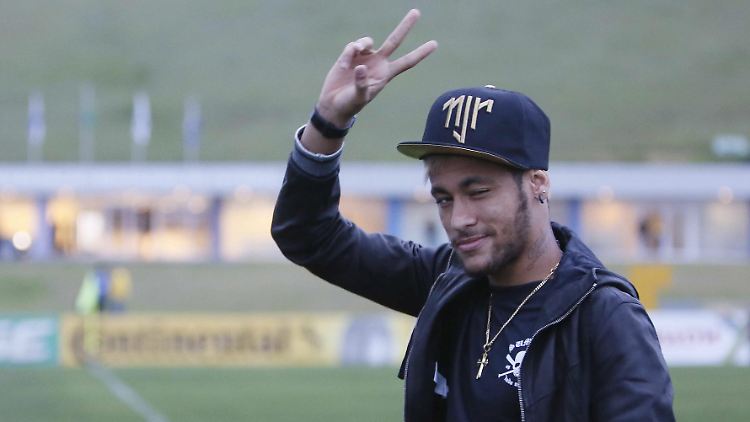 Beim Training vor dem letzten Spiel der Brasilianer zeigte sich Neymar schon wieder ohne Rollstuhl.