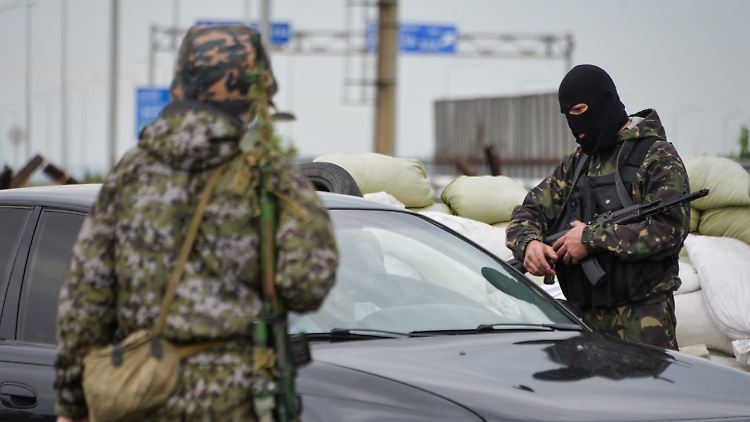 Donezk steht offenbar kurz vor der Evakuierung. Separatisten kontrollieren Autos an einem Checkpoint vor der Millionenstadt.