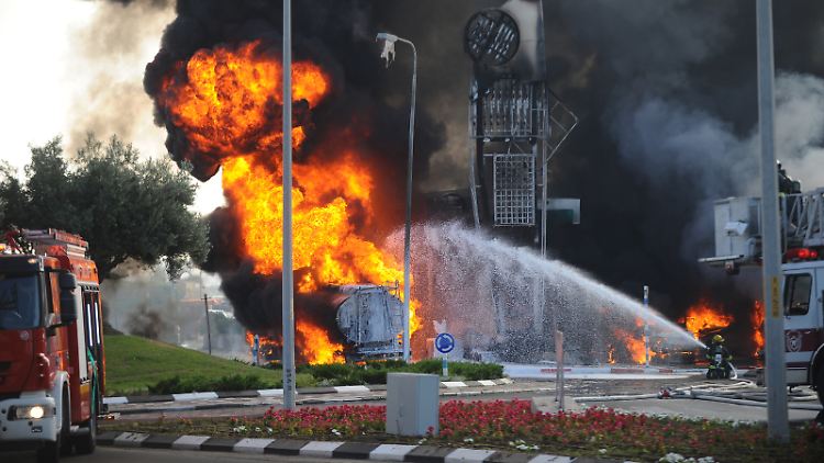 Die israelische Feuerwehr versucht eine brennende Tankstelle zu löschen, die nach einem Raketenangriff der Hamas in Flammen aufgegangen war.