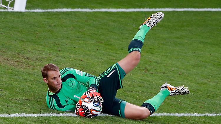 Nicht nach vorne prallen lassen! Manuel Neuer in Aktion.