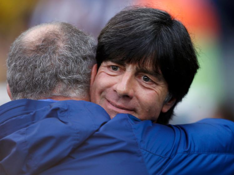 Umarmung mit Scolari: Den Moment seines bislang größten Sieges als Bundestrainer ließ sich Löw kaum anmerken.