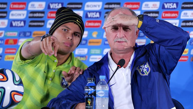 Brasiliens Coach Felipe Scolari und sein Kapitän Thiago Silva schauen demonstrativ nach vorn. Dort wartet nach der Schmach erstmal Holland.