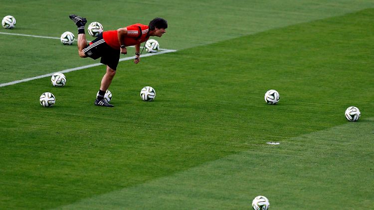 Ausbalanciert: Joachim Löw und seine DFB-Elf vor dem WM-Finale gegen Argentinien.