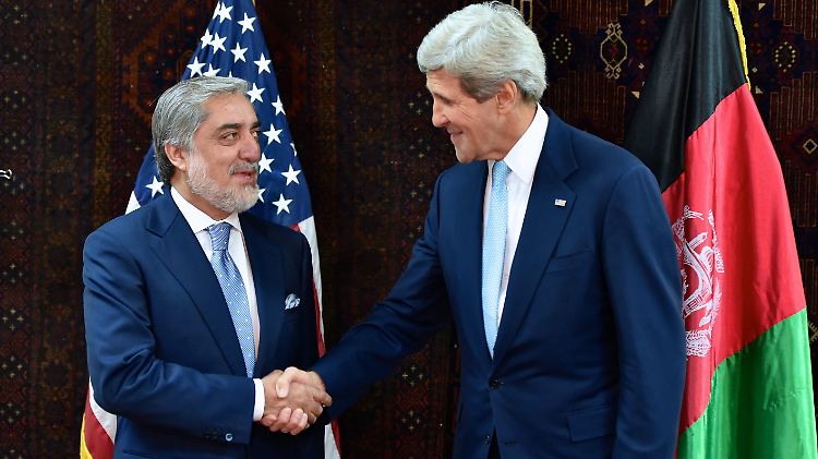 Abdullah hatte die erste Wahl klar gewonnen und in der Stichwahl Betrug vermutet. Neben ihm John Kerry (r.).